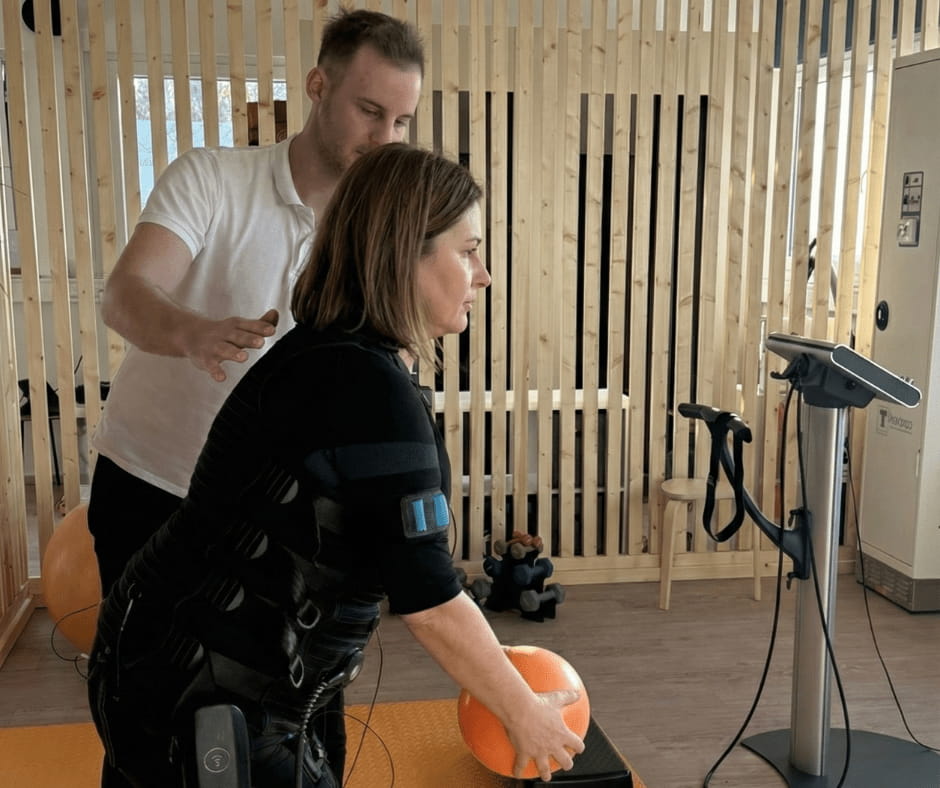 EMS Training mit Ball- und Haltungsübungen unter Anleitung