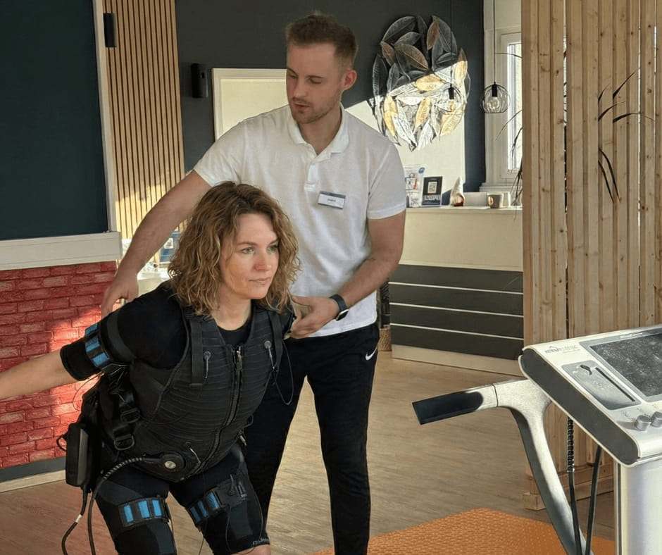 Angeleitetes EMS Training durch Sporttherapeut bei einer Kundin